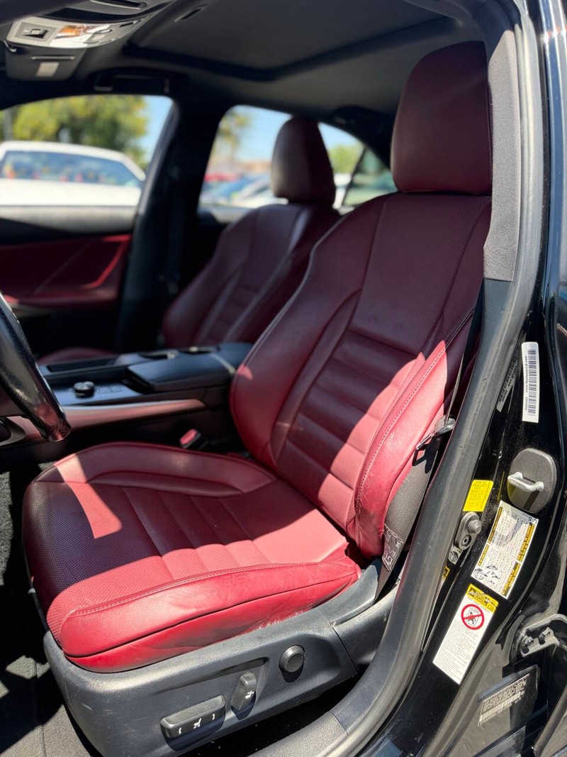 Lexus IS 200t Vehicle Full-screen Gallery Image 12