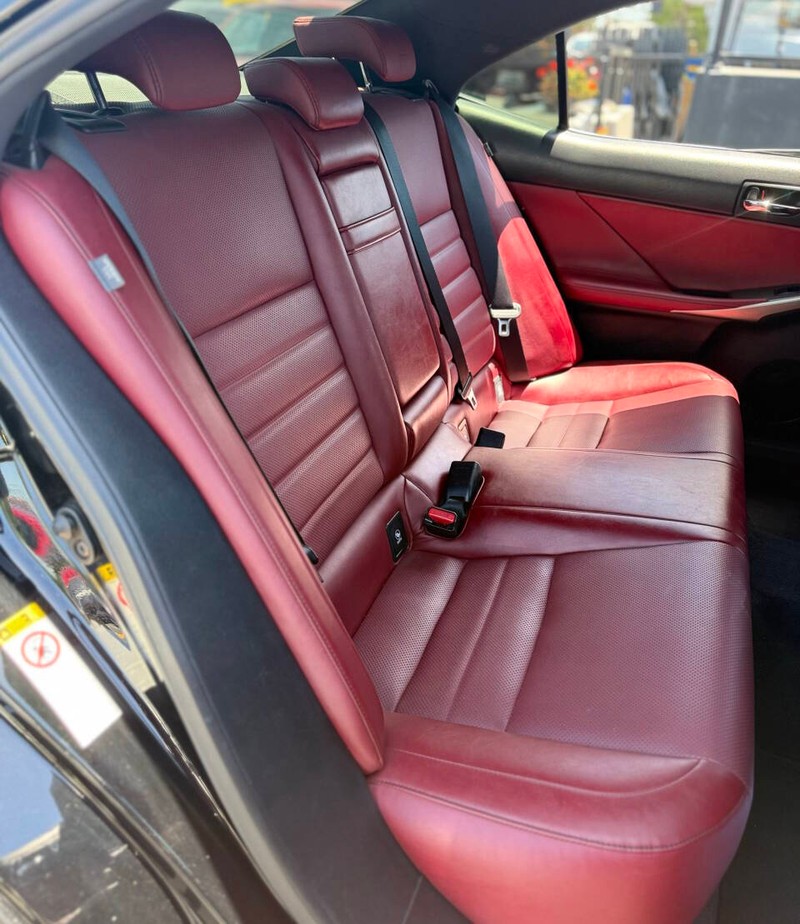 Lexus IS 200t Vehicle Full-screen Gallery Image 14