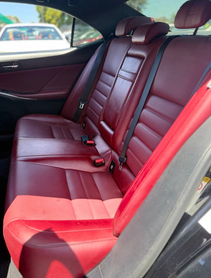 Lexus IS 200t Vehicle Full-screen Gallery Image 15