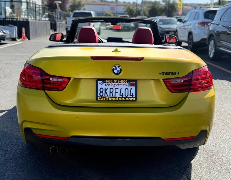 BMW 4 Series Vehicle Full-screen Gallery Image 07