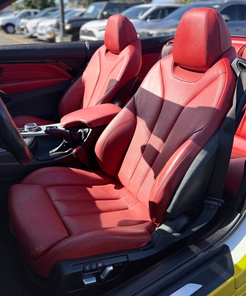 BMW 4 Series Vehicle Full-screen Gallery Image 12