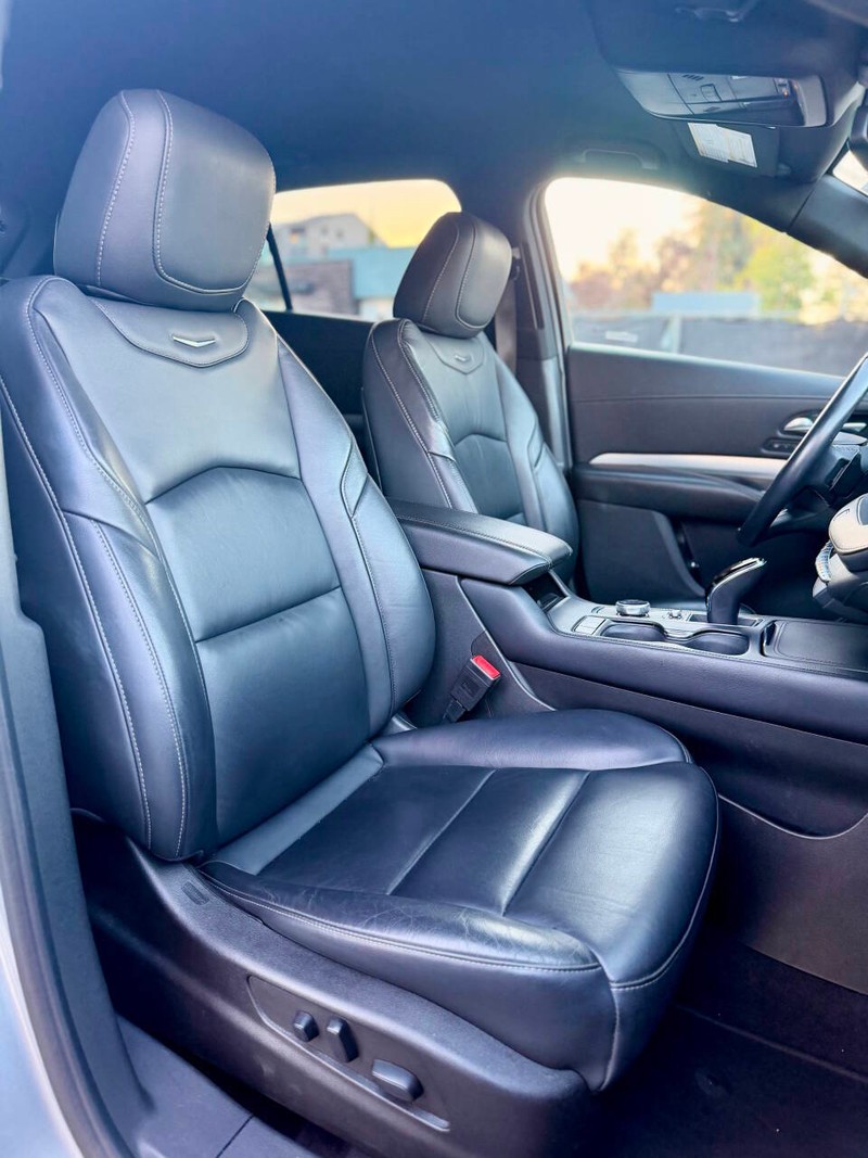 Cadillac XT4 Vehicle Full-screen Gallery Image 12