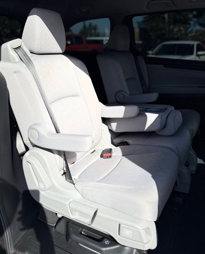 Honda Odyssey Vehicle Full-screen Gallery Image 14