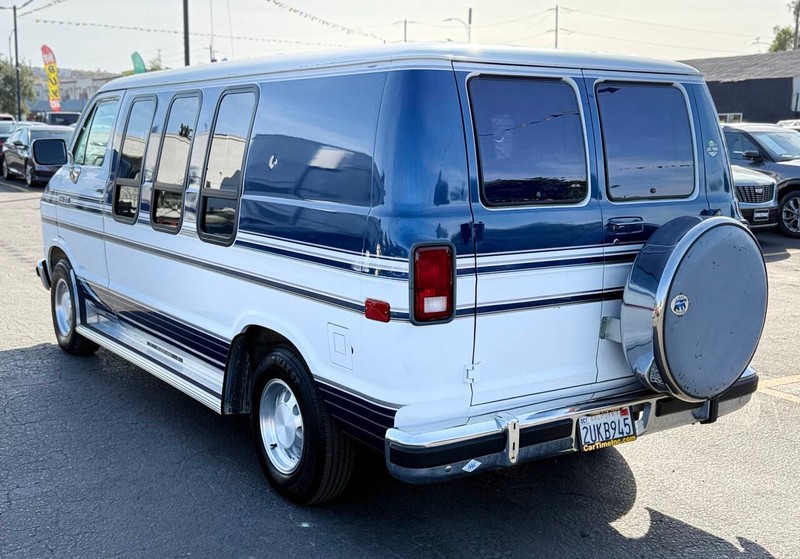Dodge Ram Van Vehicle Full-screen Gallery Image 09