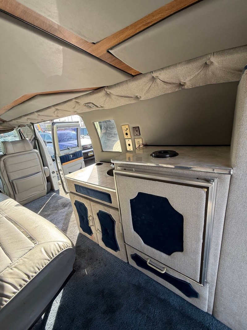 Dodge Ram Van Vehicle Full-screen Gallery Image 16
