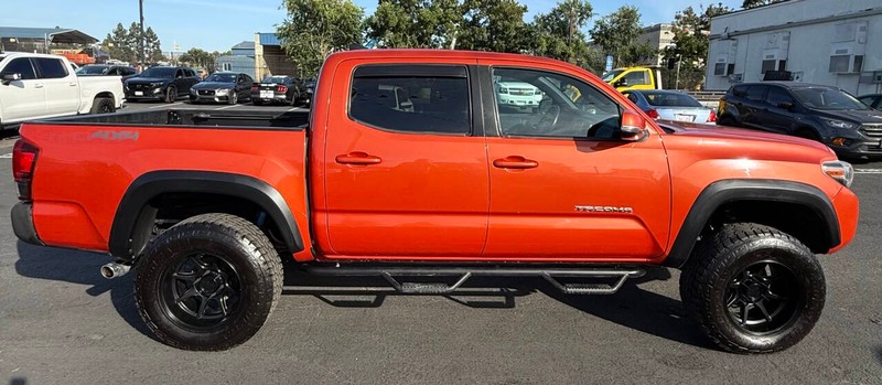 Toyota Tacoma Vehicle Full-screen Gallery Image 04