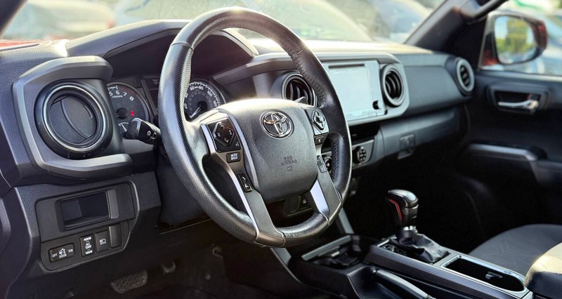 Toyota Tacoma Vehicle Full-screen Gallery Image 09
