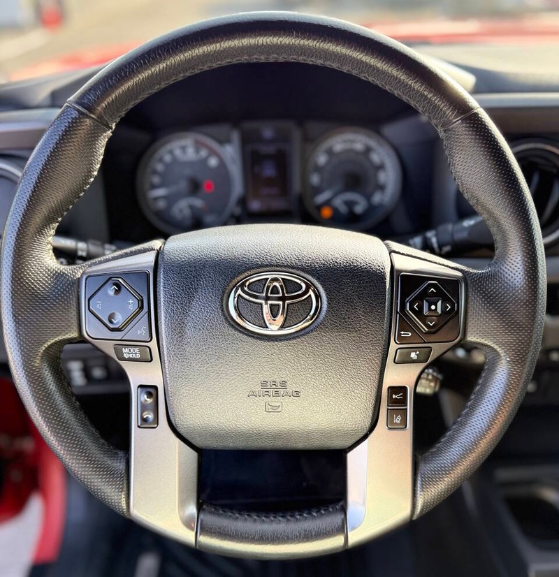 Toyota Tacoma Vehicle Full-screen Gallery Image 10