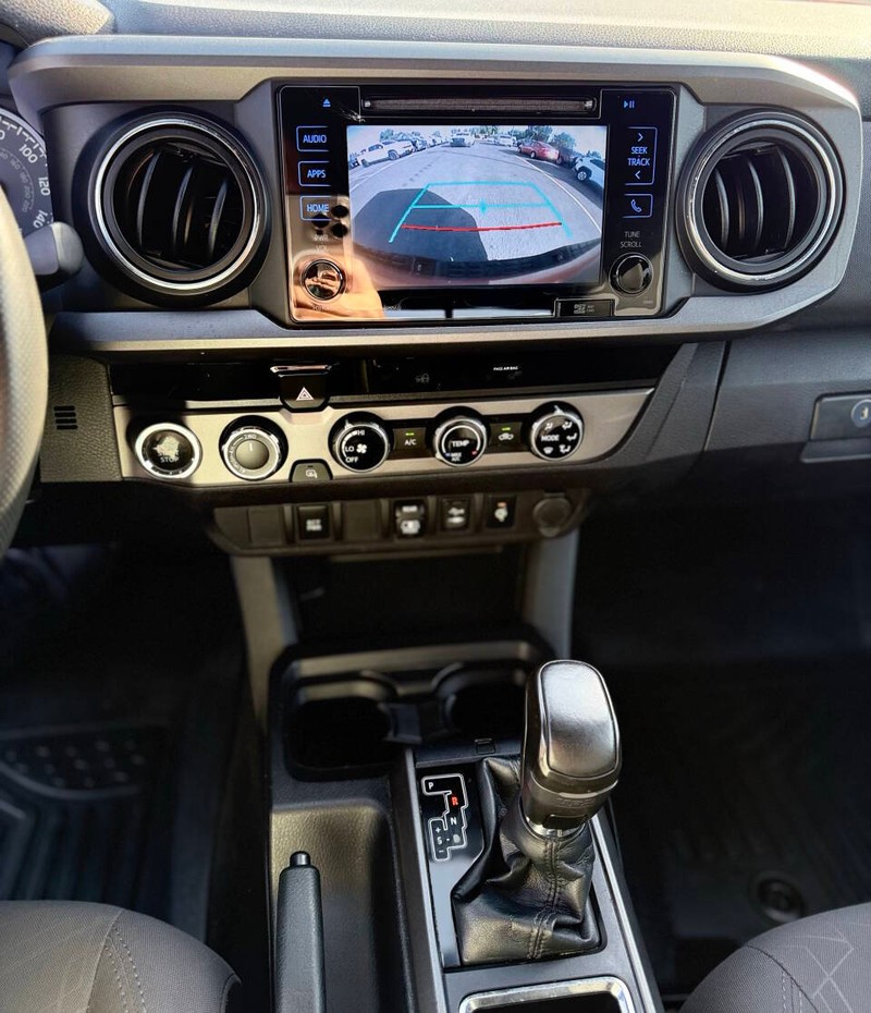 Toyota Tacoma Vehicle Full-screen Gallery Image 11