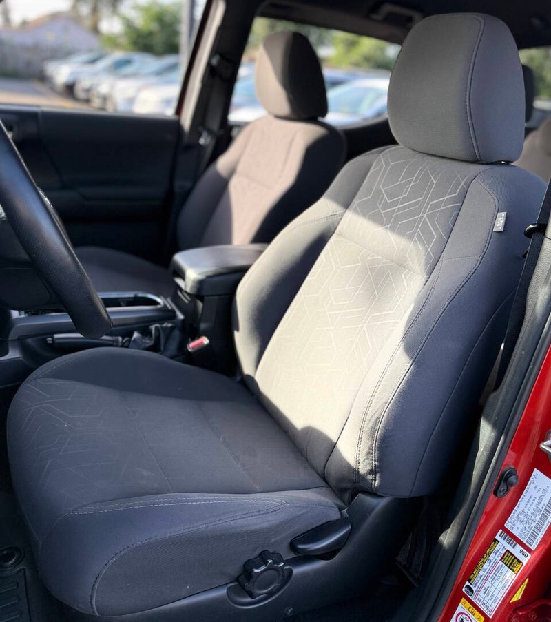 Toyota Tacoma Vehicle Full-screen Gallery Image 12