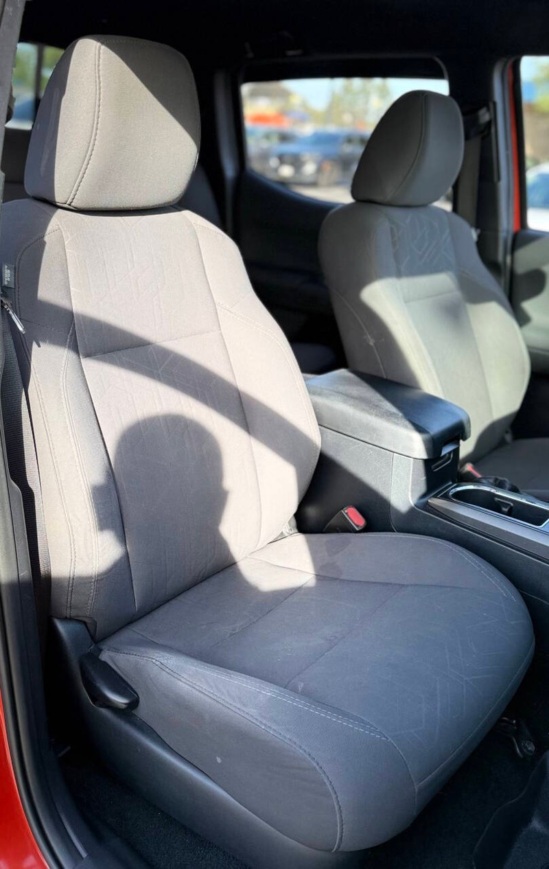Toyota Tacoma Vehicle Full-screen Gallery Image 13