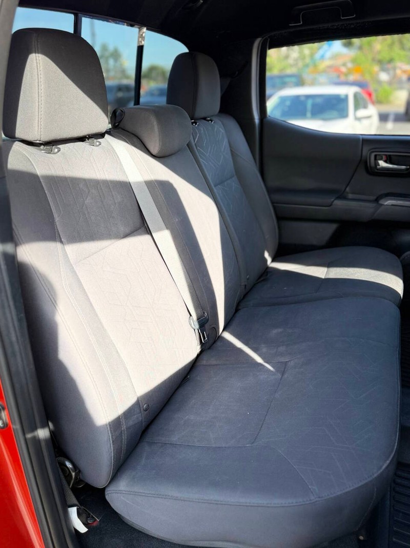Toyota Tacoma Vehicle Full-screen Gallery Image 14