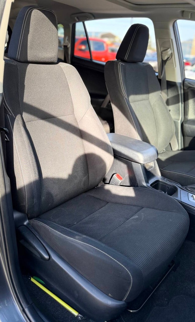 Toyota RAV4 Hybrid Vehicle Full-screen Gallery Image 15