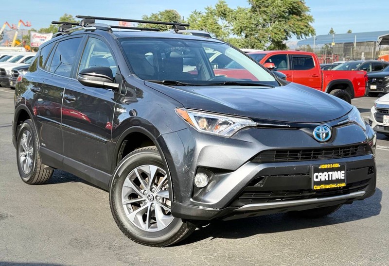 Toyota RAV4 Hybrid Vehicle Full-screen Gallery Image 04