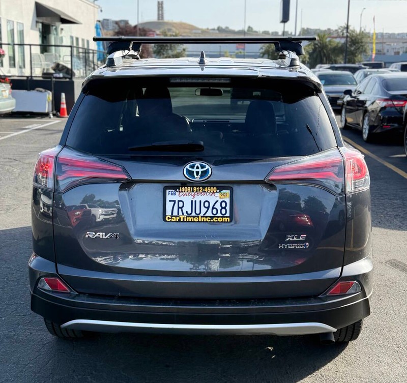 Toyota RAV4 Hybrid Vehicle Full-screen Gallery Image 08