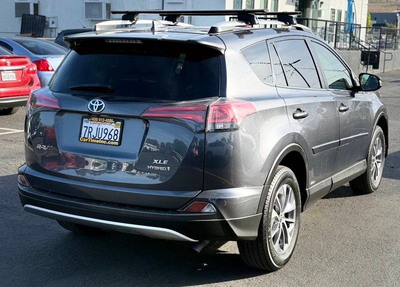 Toyota RAV4 Hybrid Vehicle Full-screen Gallery Image 09