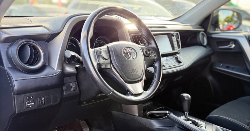 Toyota RAV4 Hybrid Vehicle Full-screen Gallery Image 11