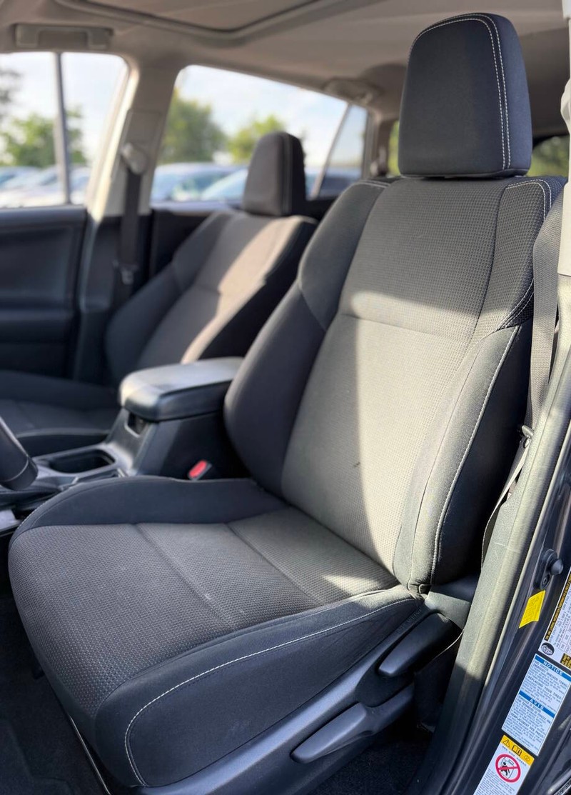 Toyota RAV4 Hybrid Vehicle Full-screen Gallery Image 14