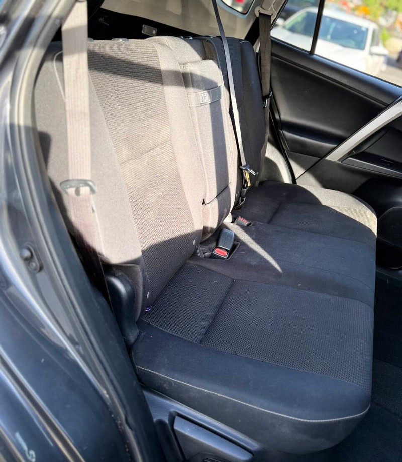 Toyota RAV4 Hybrid Vehicle Full-screen Gallery Image 16