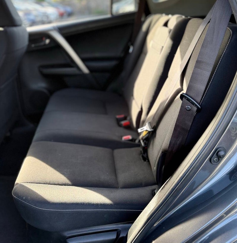 Toyota RAV4 Hybrid Vehicle Full-screen Gallery Image 17