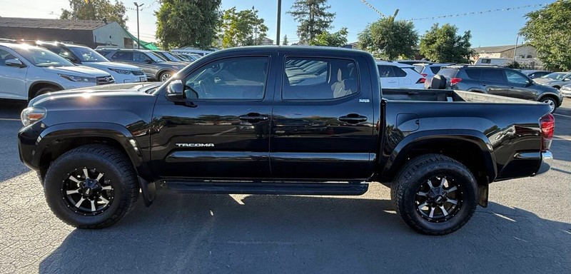 Toyota Tacoma Vehicle Full-screen Gallery Image 04