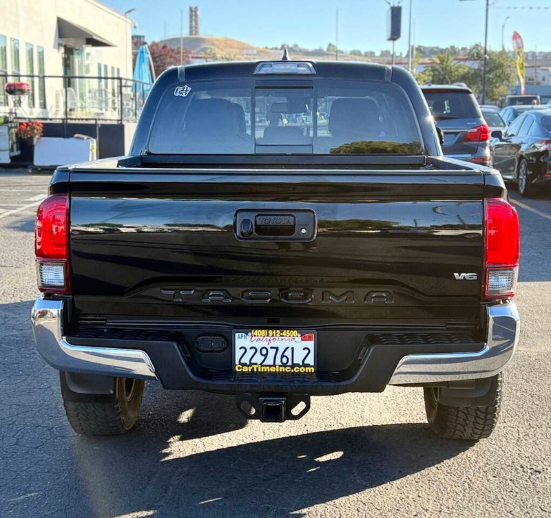 Toyota Tacoma Vehicle Full-screen Gallery Image 09
