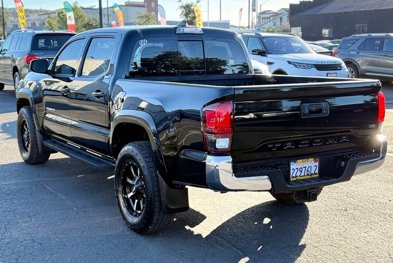 Toyota Tacoma Vehicle Full-screen Gallery Image 10