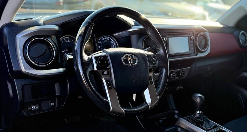 Toyota Tacoma Vehicle Full-screen Gallery Image 11