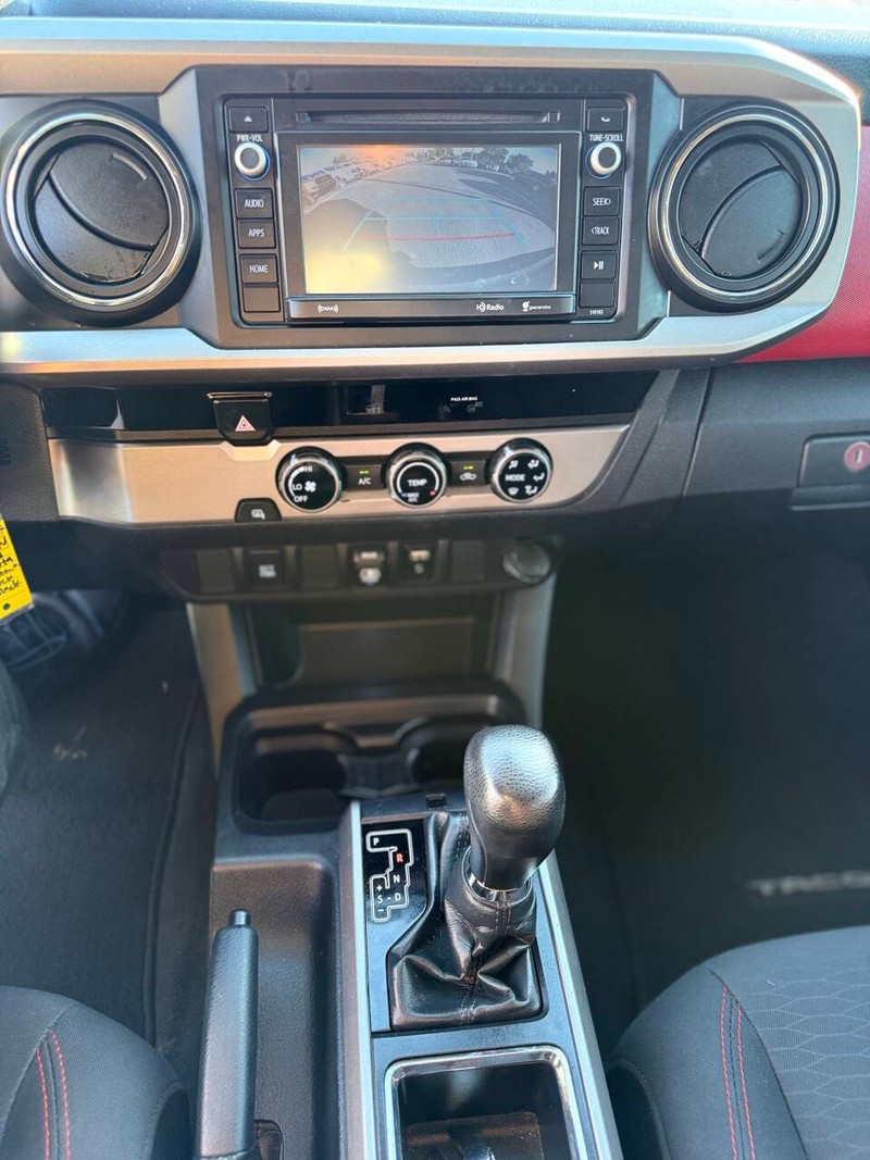 Toyota Tacoma Vehicle Full-screen Gallery Image 12