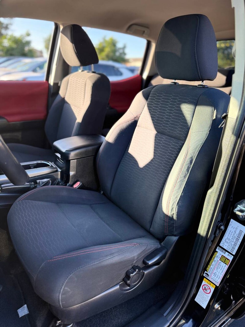 Toyota Tacoma Vehicle Full-screen Gallery Image 14
