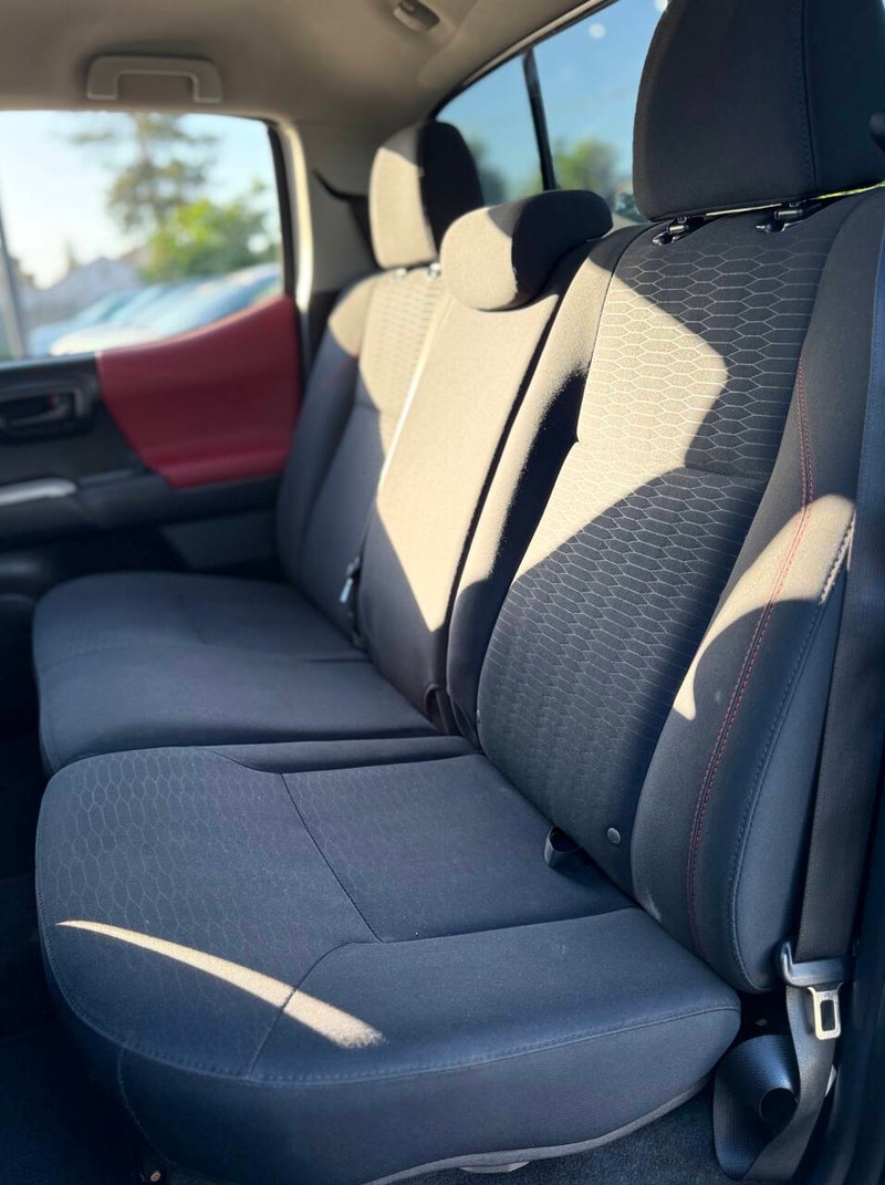 Toyota Tacoma Vehicle Full-screen Gallery Image 17