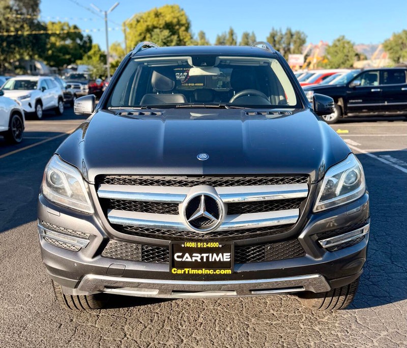 Mercedes-Benz GL-Class Vehicle Full-screen Gallery Image 03