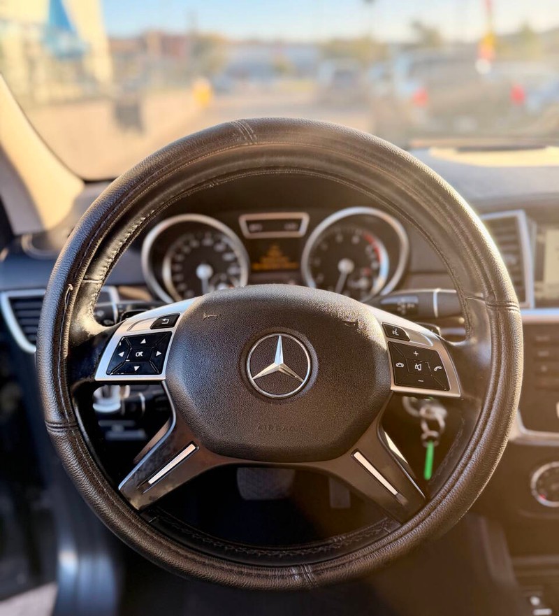 Mercedes-Benz GL-Class Vehicle Full-screen Gallery Image 09