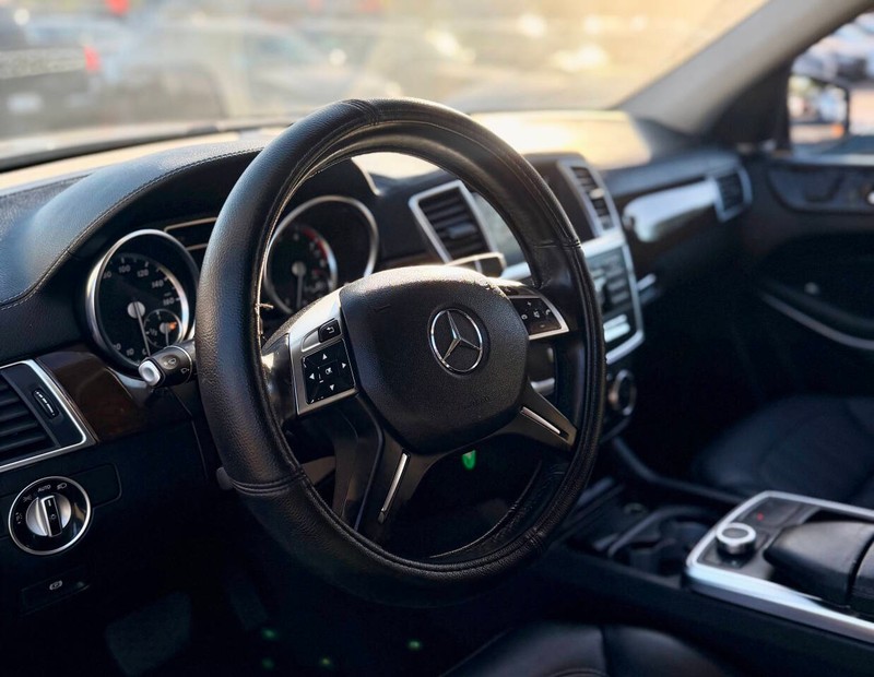 Mercedes-Benz GL-Class Vehicle Full-screen Gallery Image 10