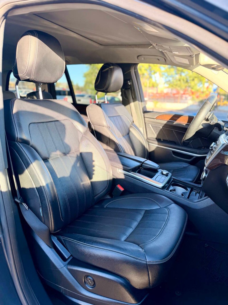 Mercedes-Benz GL-Class Vehicle Full-screen Gallery Image 15