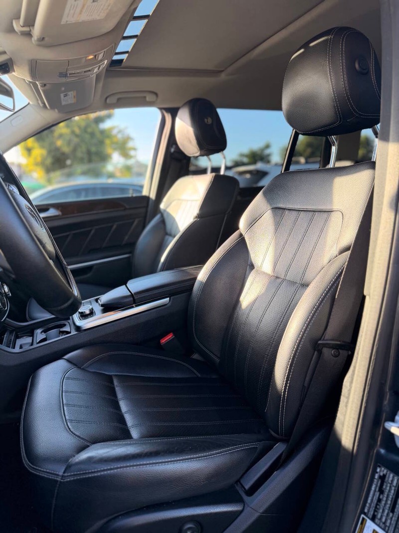 Mercedes-Benz GL-Class Vehicle Full-screen Gallery Image 16