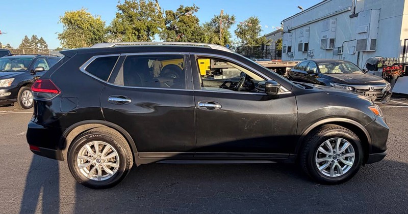 Nissan Rogue Vehicle Full-screen Gallery Image 05