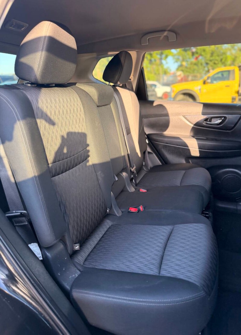 Nissan Rogue Vehicle Full-screen Gallery Image 12