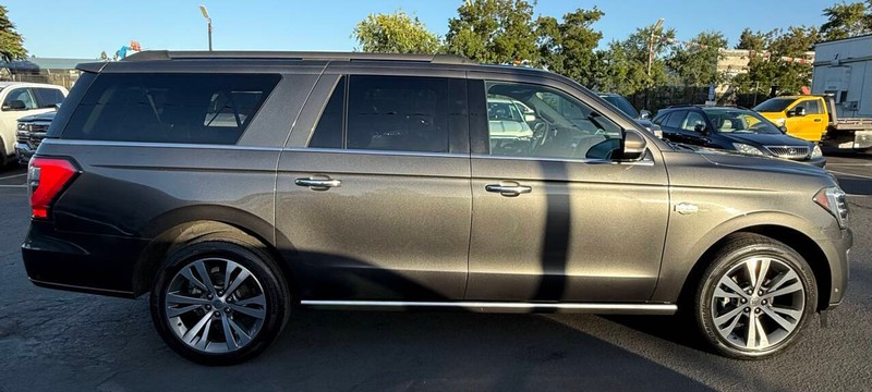Ford Expedition Max Vehicle Full-screen Gallery Image 05