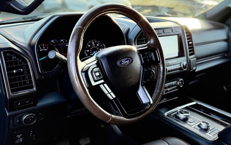 Ford Expedition Max Vehicle Full-screen Gallery Image 09