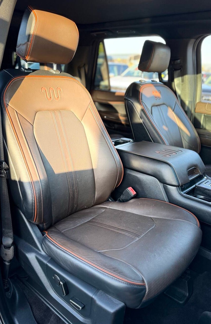 Ford Expedition Max Vehicle Full-screen Gallery Image 13