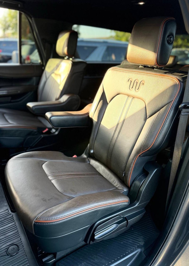 Ford Expedition Max Vehicle Full-screen Gallery Image 15
