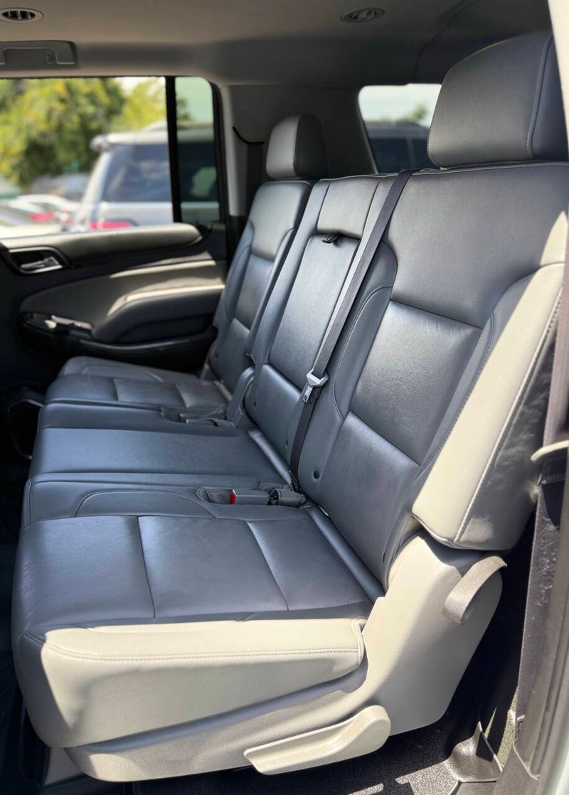 Chevrolet Suburban Vehicle Full-screen Gallery Image 15