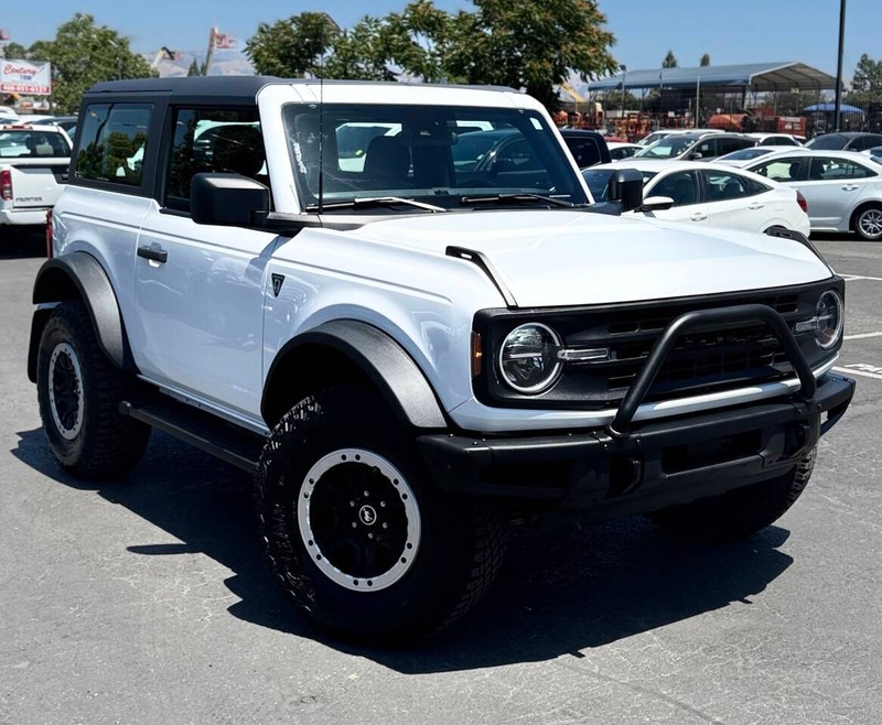 Ford Bronco Vehicle Full-screen Gallery Image 03