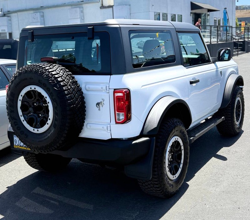 Ford Bronco Vehicle Full-screen Gallery Image 06