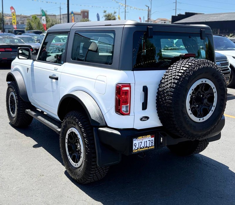 Ford Bronco Vehicle Full-screen Gallery Image 08