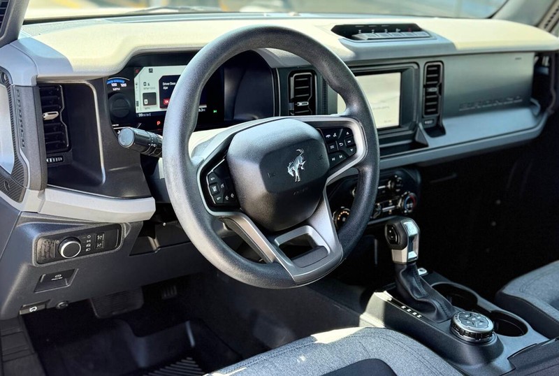 Ford Bronco Vehicle Full-screen Gallery Image 09