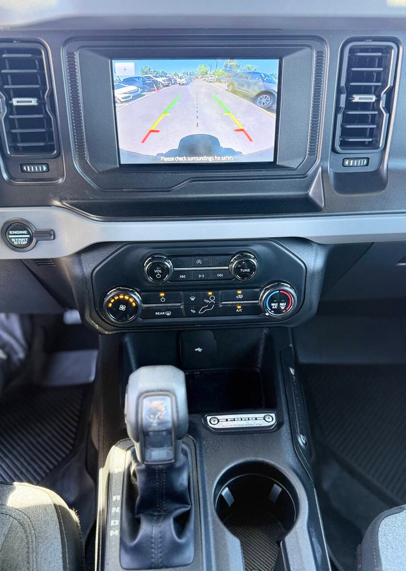 Ford Bronco Vehicle Full-screen Gallery Image 11