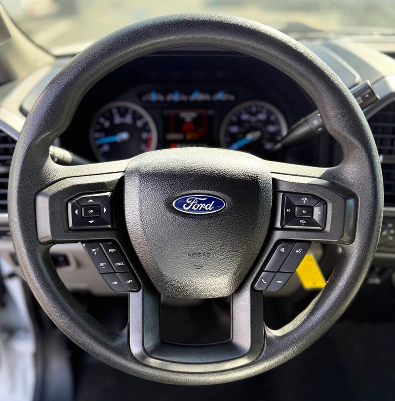 Ford Super Duty F-250 SRW Vehicle Full-screen Gallery Image 11