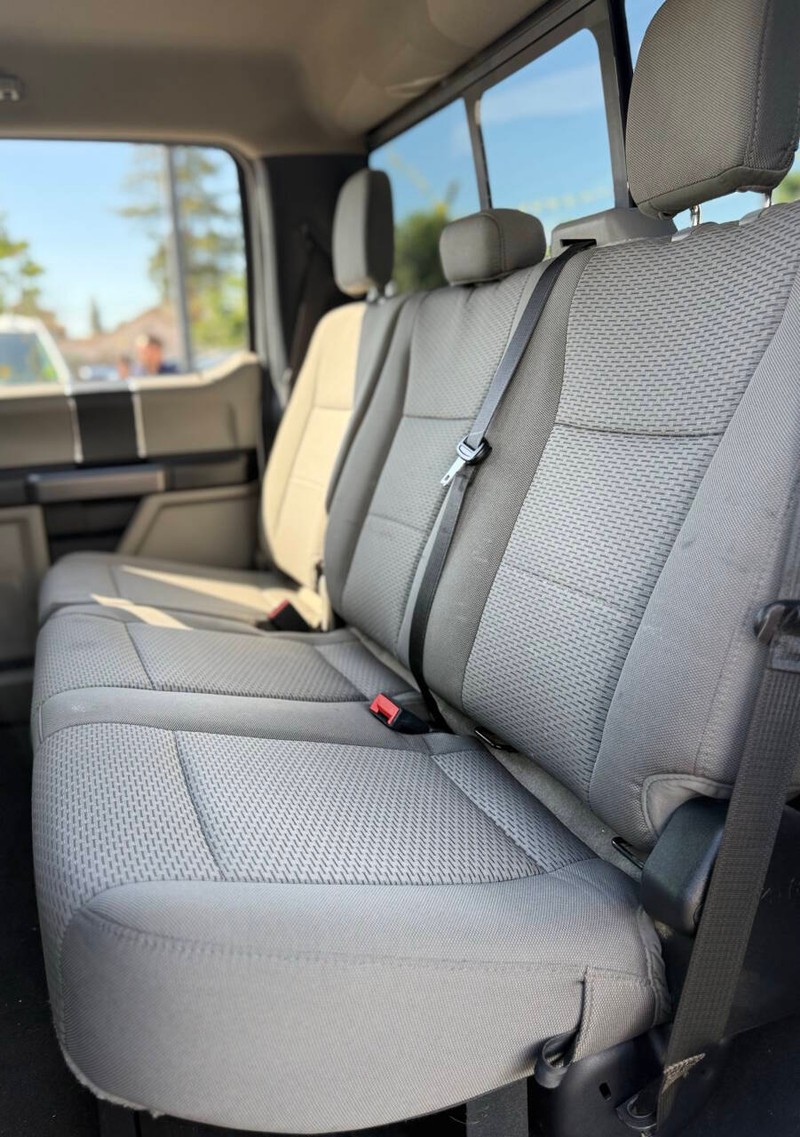 Ford Super Duty F-250 SRW Vehicle Full-screen Gallery Image 17